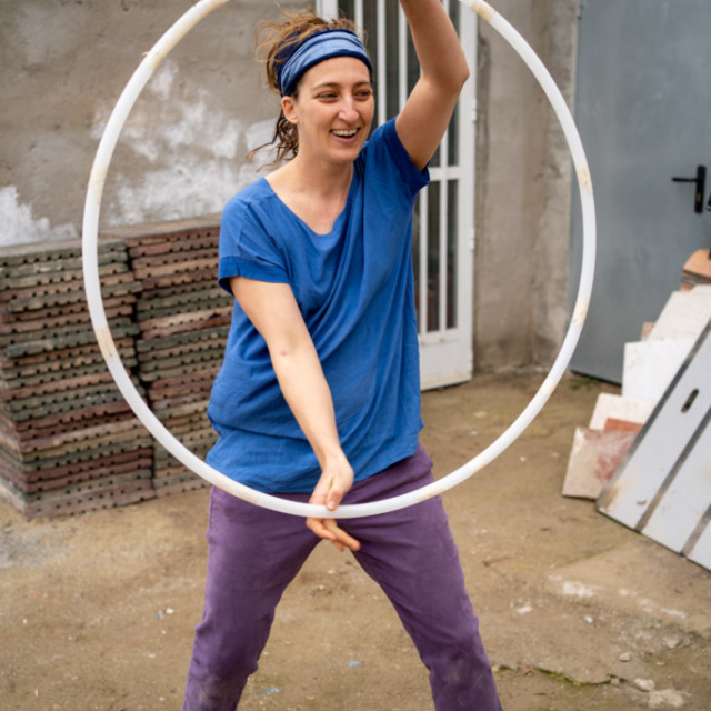 Aby – Australia Voluntaria que transmite su luz y su energía a través de talleres de baile de Hula Hop.